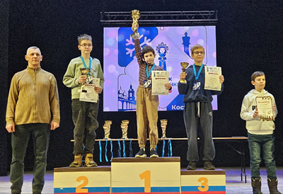 Илья Приказнов (на верхней ступеньке пьедестала почёта)